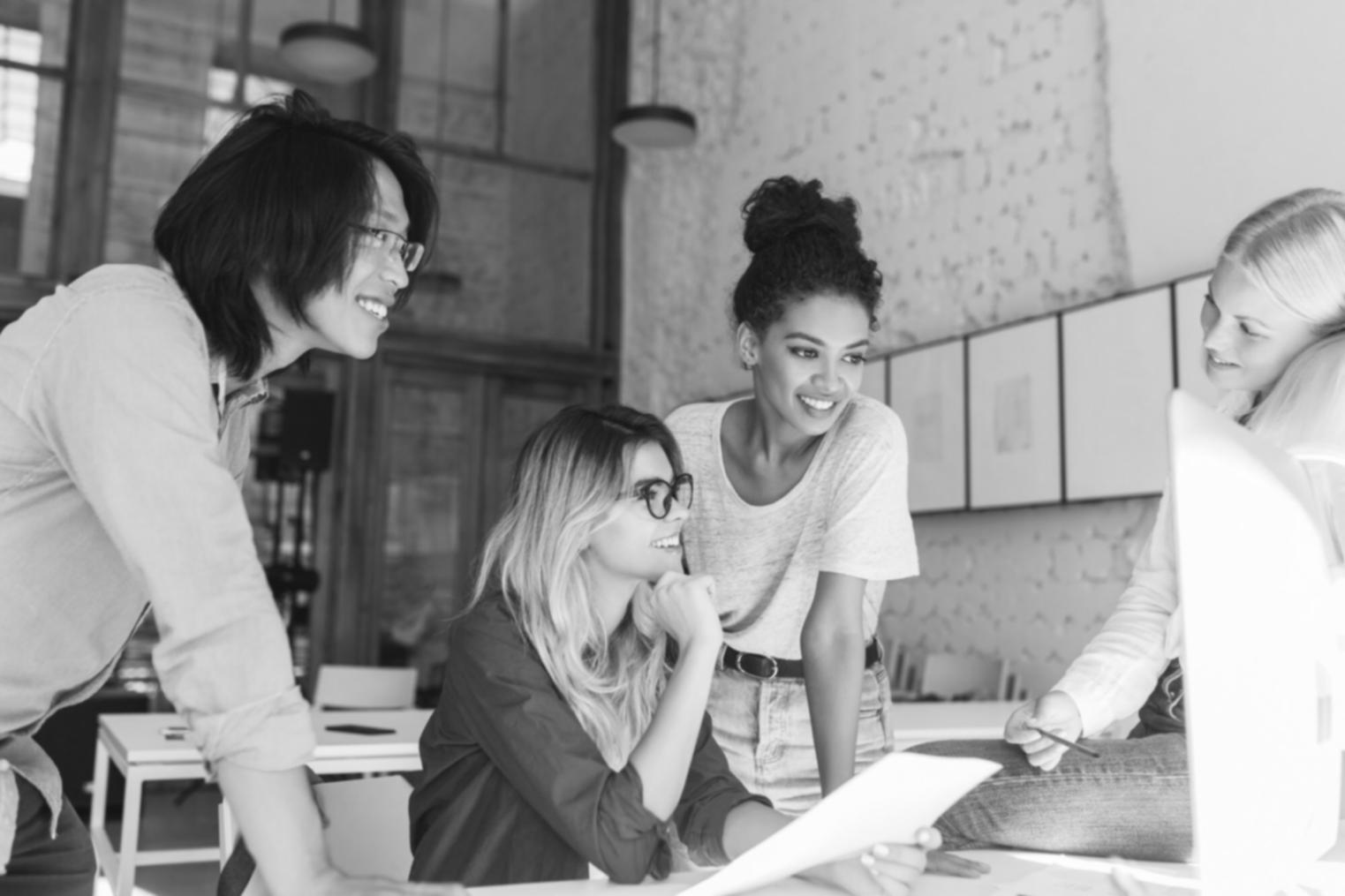 Sesión de trabajo colaborativo desarrollando estrategias financieras personalizadas