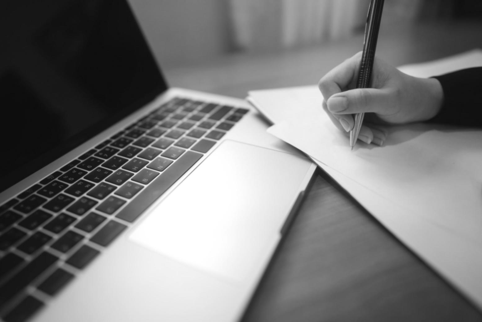 Espacio de trabajo organizado con herramientas financieras y planificación